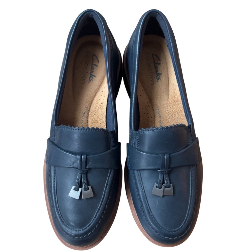 Clarks Women's Navy Blue Leather Loafer metal accent tassel | LIKE NEW | SZ: 5
